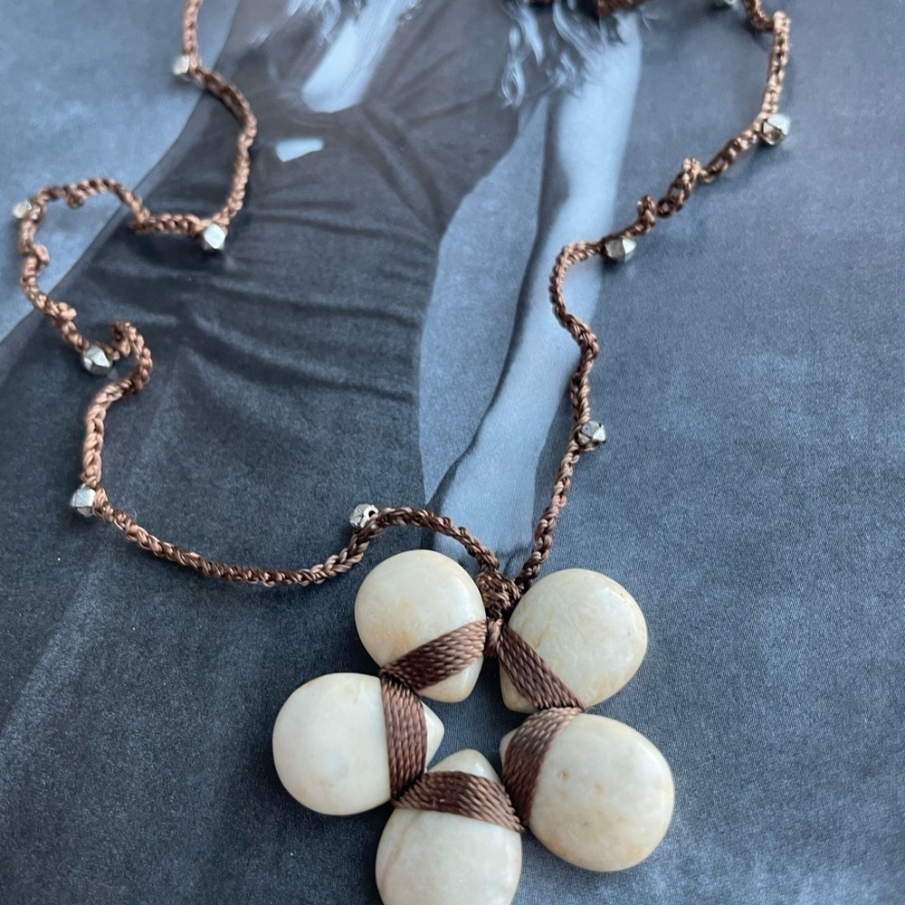 - statement necklace - Picture 3 of 3